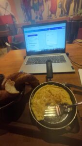 Werken aan stageopdrachten bij Mila Almere tijdens een ontbijt- en werkmoment